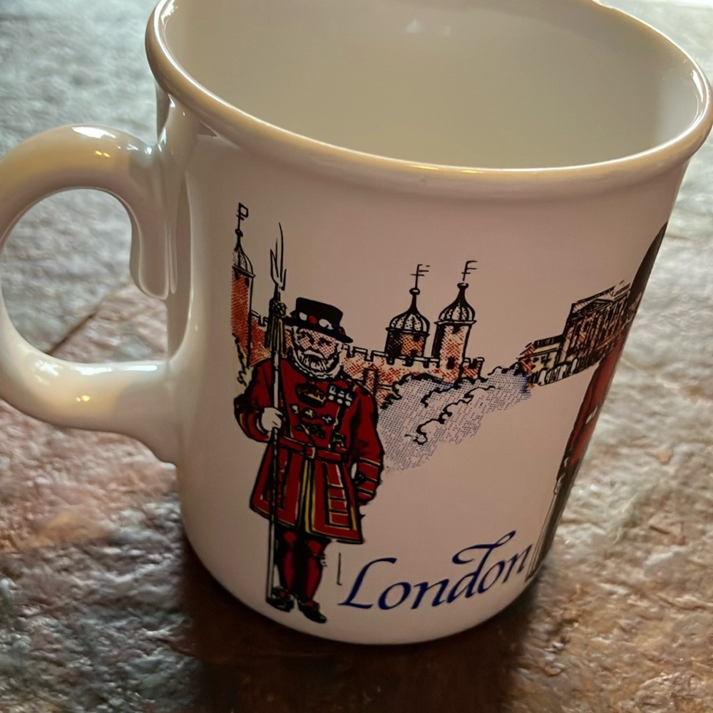 Vintage London England Souvenir Mug‎ Buckingham Palace Beefeater Guards Big Ben